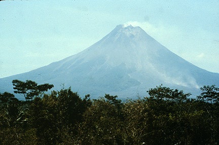 https://volcano.oregonstate.edu/sites/volcano.oregonstate.edu/files/vwdocs/volc_images/southeast_asia/indonesia/Merapi1.jpg